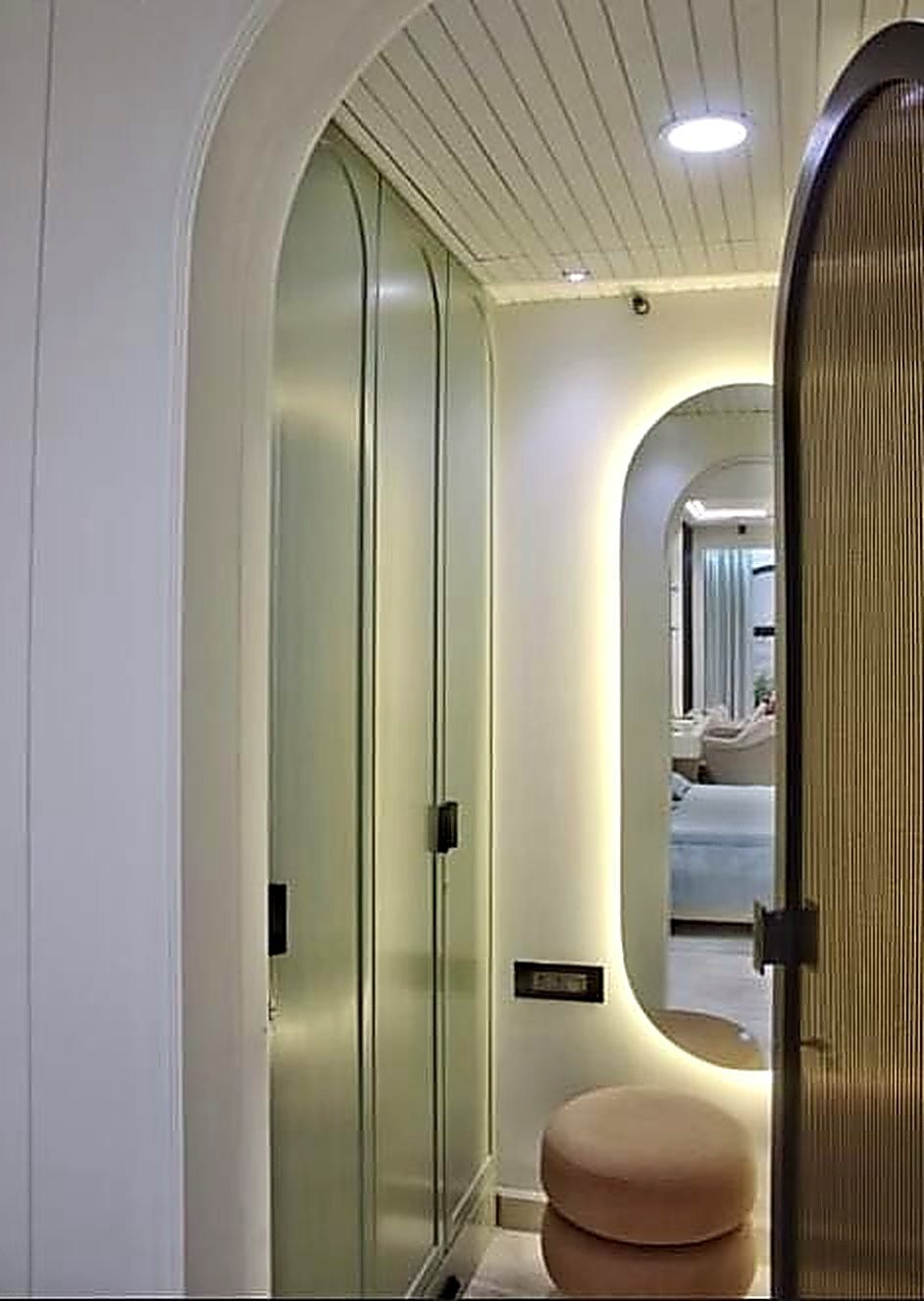 Contemporary — arched doorway